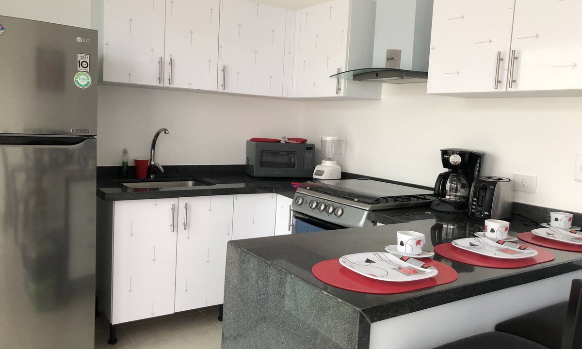 Puerto Juarez House | 1.6 mille from beach, 15 min the 5th. Av and Xcaret. Pool, Nespresso,wifi 60mbps