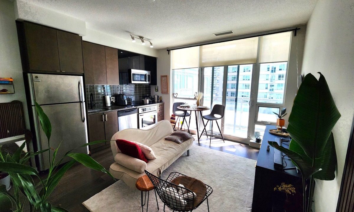 Mount Pleasant West Condo | 1 bedroom in midtown Toronto, with a pool and a gym, 6 minutes away from subway