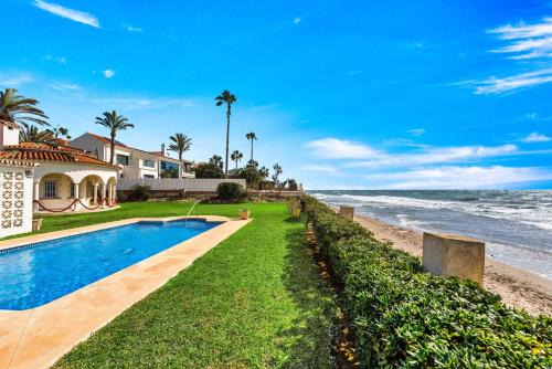 Urbanizacion Marbessa Villa | 1100 Marbella Beachfront first line
