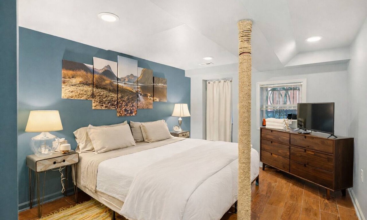 Columbia Heights Apartment | 13th St Library House - Walkscore 91!