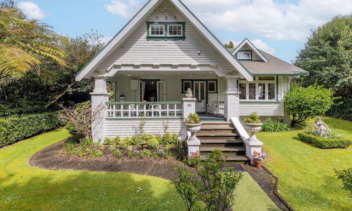 Te Kuiti House | 1920s Character Home & Private Garden Retreat
