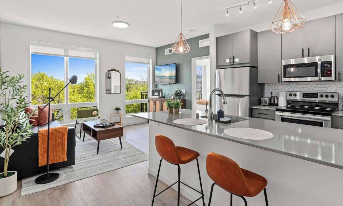 Lyn-Lake Apartment | 1BR Apt | Rooftop, Gym, Workspace