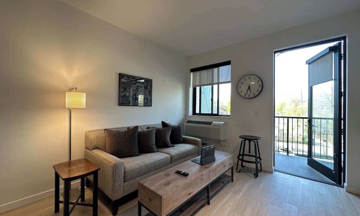 Hiawatha Apartment | 1BR with Balcony Near Light Rail, Hospitals, 04