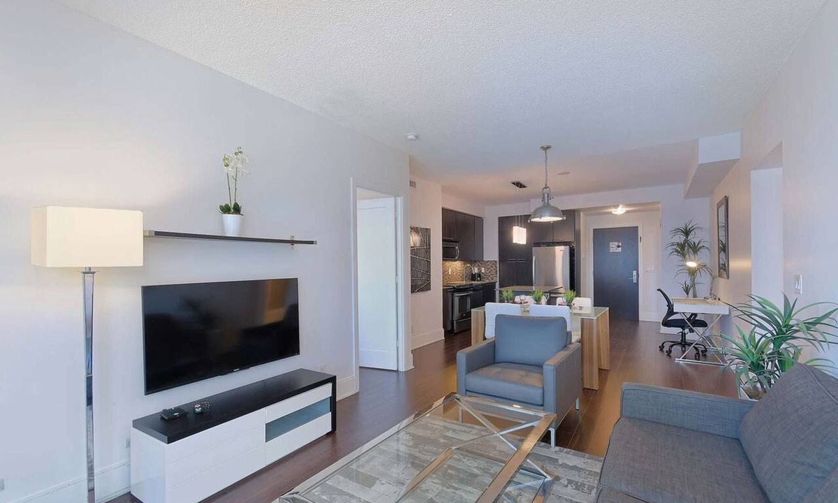 Mount Pleasant West Apartment | 2 Bedroom/2 Bathroom Suite