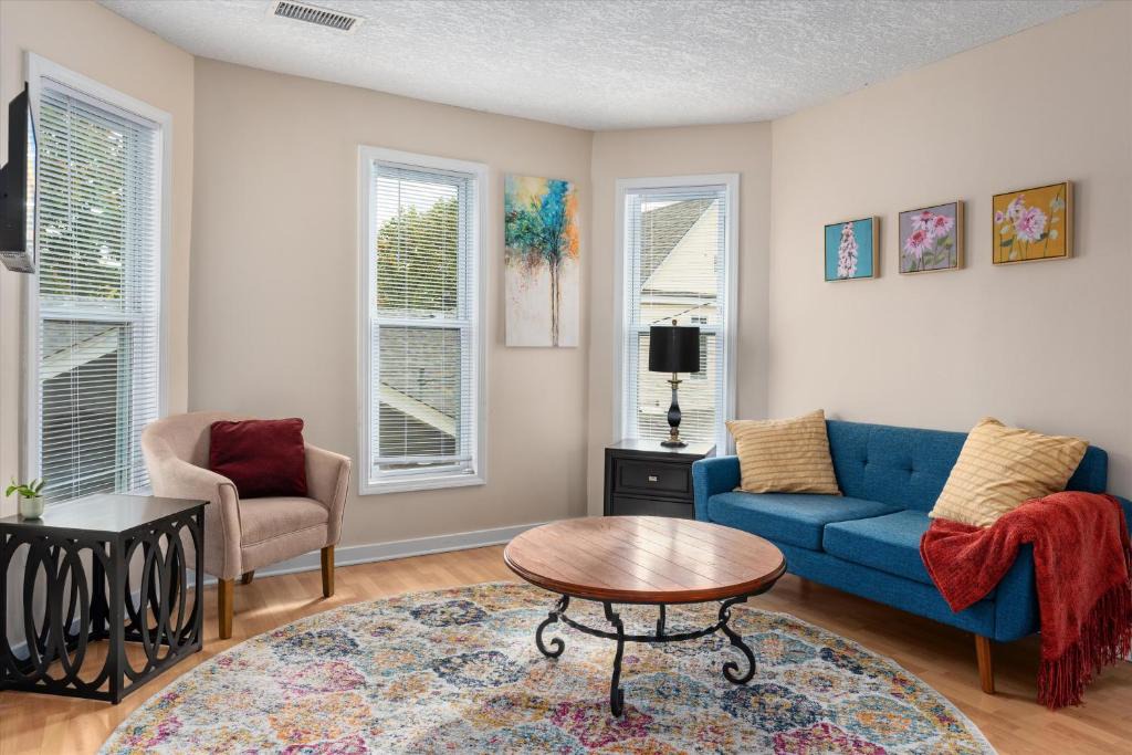 Corcoran Apartment | 2BR Apartment with Private Office Near Downtown - Dahlia