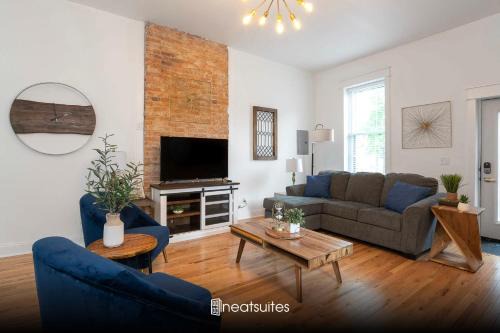 Covington House | 2BR Townhome - Free Parking, Minutes to Stadiums