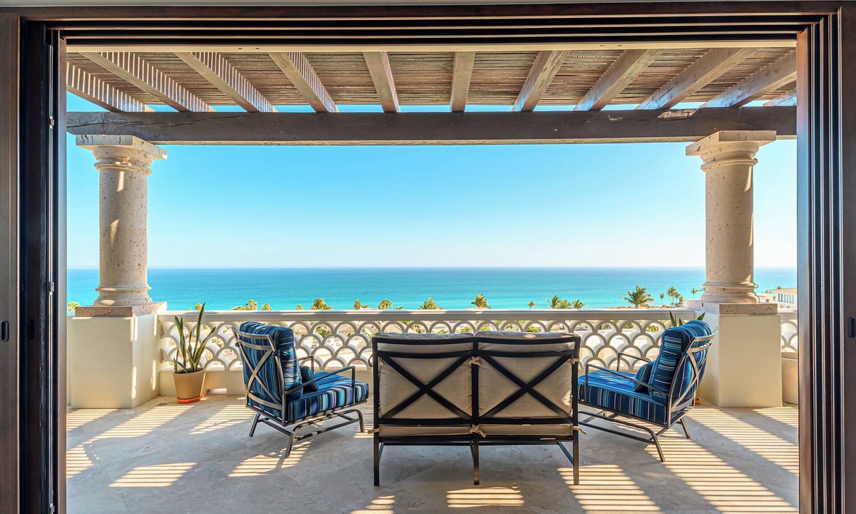 Buzzards Condo | 3 BD Oceanview Penthouse with infinity pool and jacuzzi