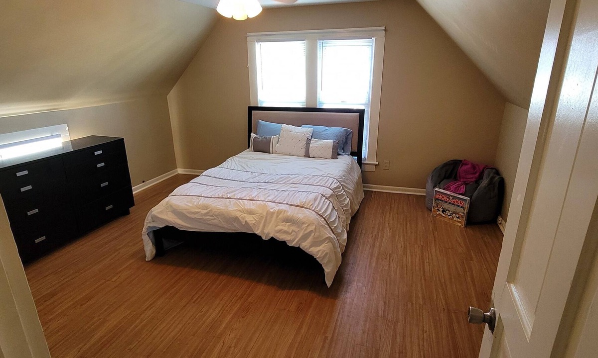 Evansville House | 3 bed 1 bath close to all the things