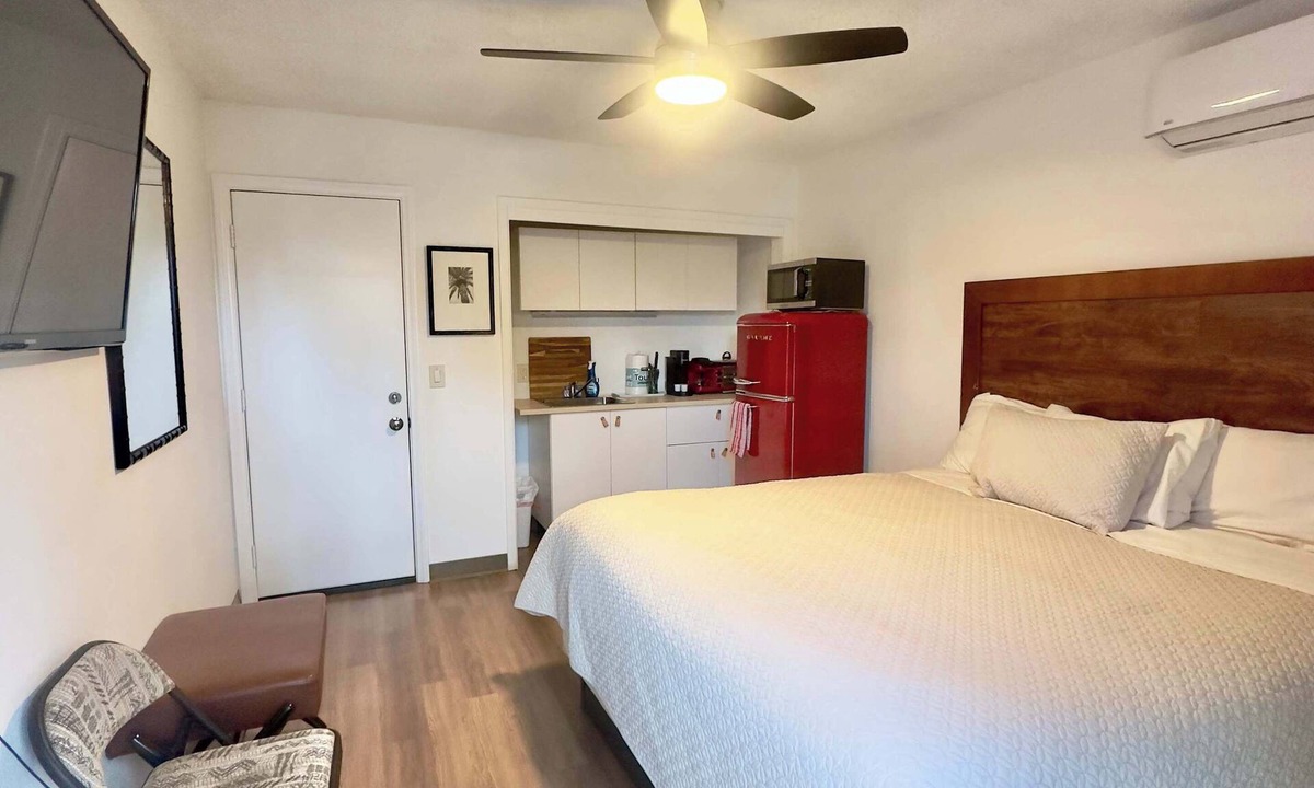 Westside Costa Mesa House | 30 day long term Private Studio in Costa Mesa!