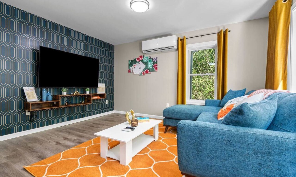 Westside Norwich Apartment | 3BR, 3 Queen Bed, 2 Mi To Mohegan