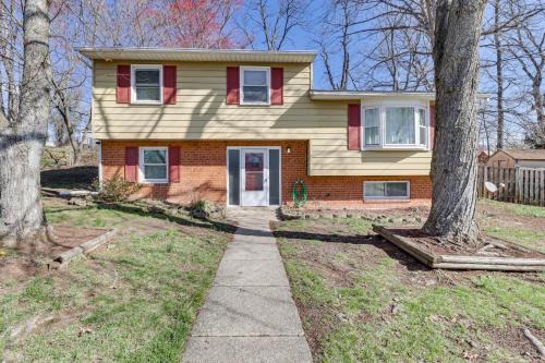 Walker Mill House | 4 Mi to Northwest Stadium: Inviting Home!