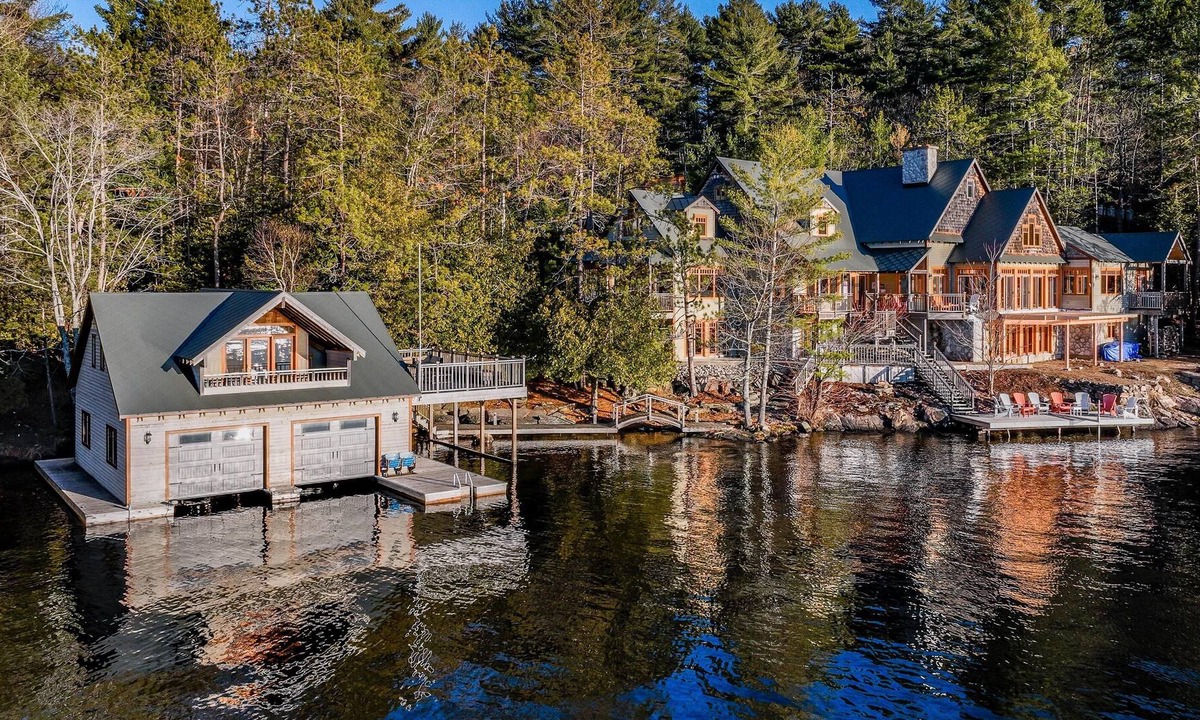 Bracebridge Cottage | 5 bdrm + 2 BH & bunkie, 5 bath cottage! Lake Muskoka, Sunsets! Privacy! Sauna!