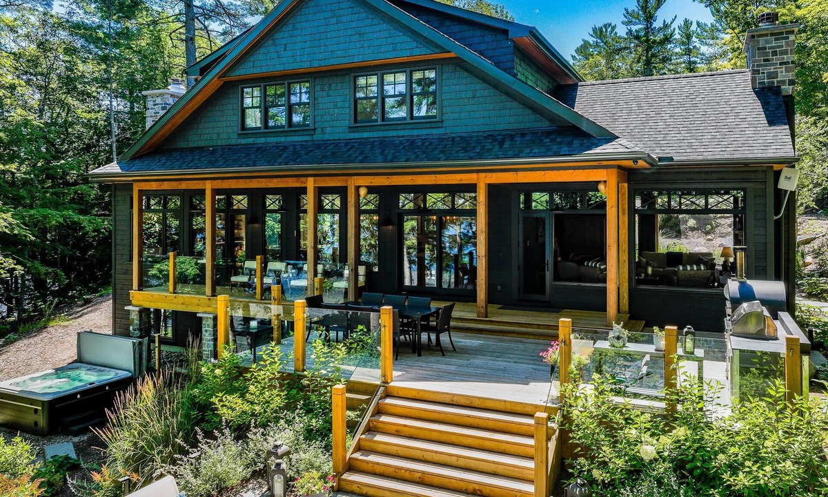 Torrance Cottage | 7 bed 6 bath oasis on Lake Muskoka! Boathouse + Bunkie!