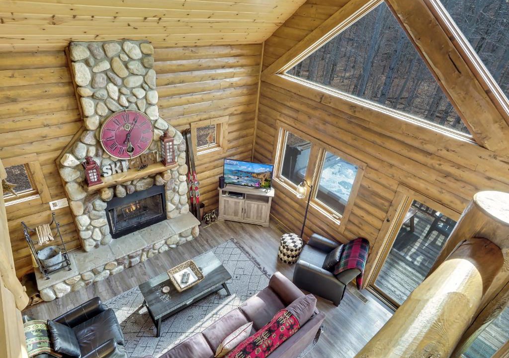 Boyne Falls House | 832 Mountain Cabin