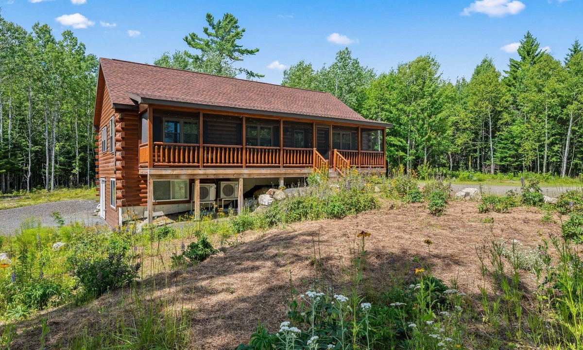 Rangeley Cabin | Abazi Lodge - New log cabin right off Quimby Pond Road!