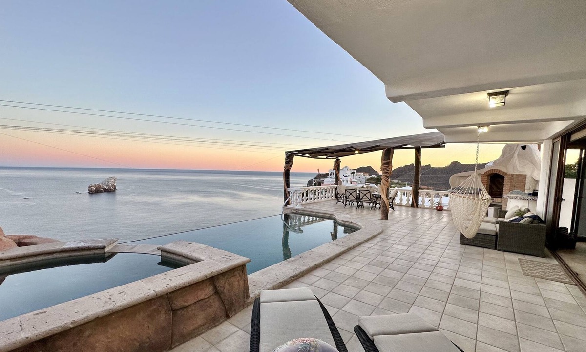 Caracol Turistico House | Amazing ocean view, infinity pool, and walking distance to the beach