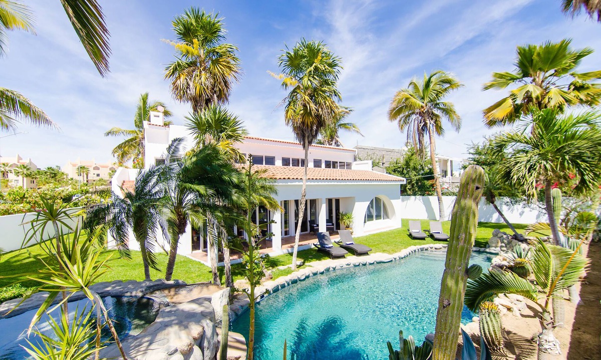 Campo de Golf Fonatur House | Amazing 6,000 sqft house sleeps 10, walk to Beach, Shops and Restaurants