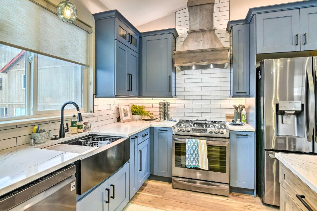 Sand Lake Apartment | Anchorage Apartment with a View about 3 Mi to Airport