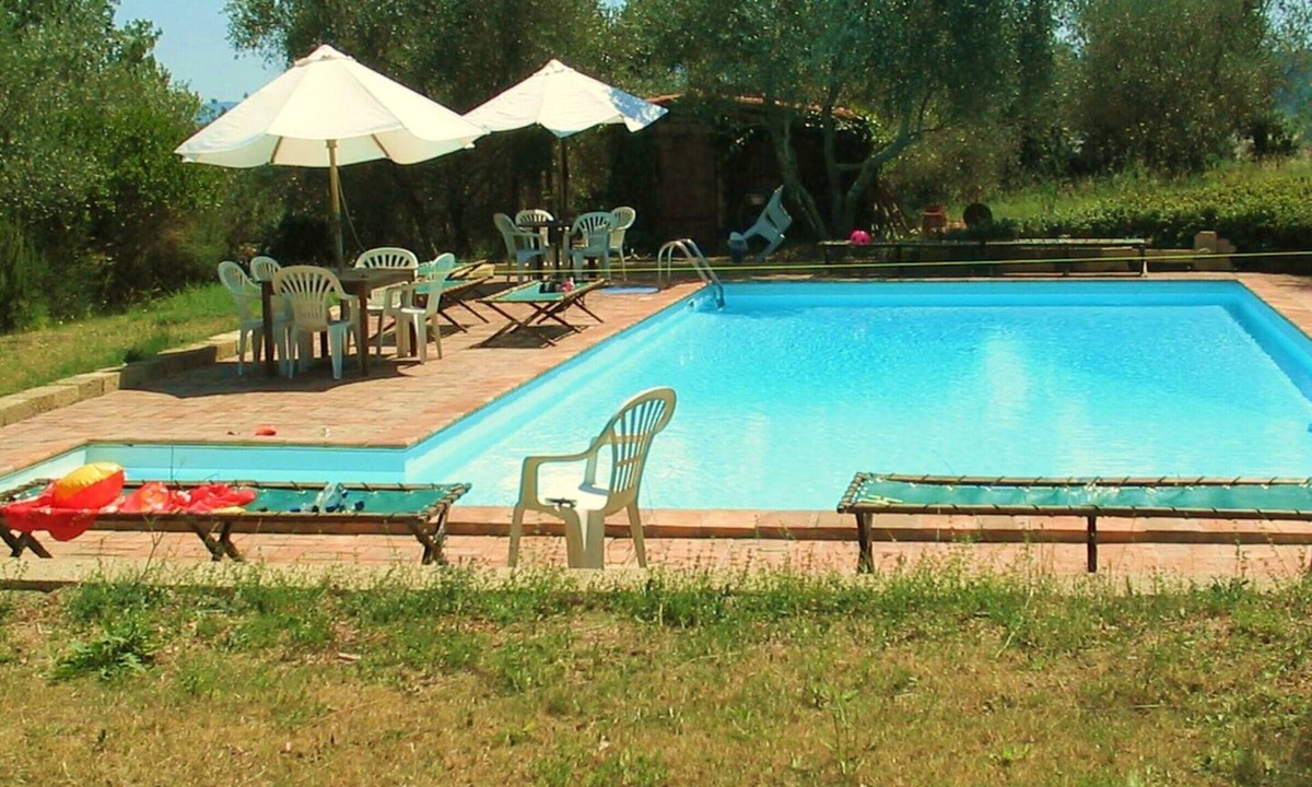 Murlo Apartment | Apartment 'Casa Gialla A Murlo' with Shared Pool, Wi-Fi and Air Conditioning