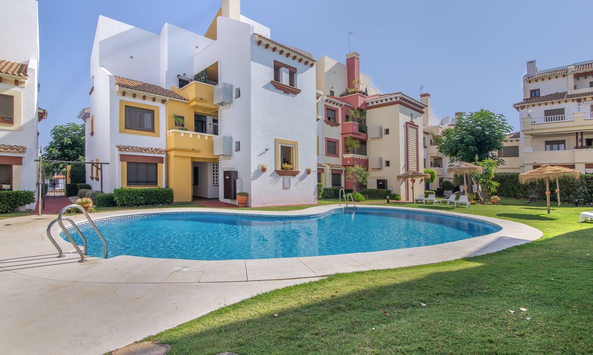 Costa Esuri Apartment | Apartment 'Saadia Golf and Beach' with Shared Pool, Wi-Fi and Air Conditioning
