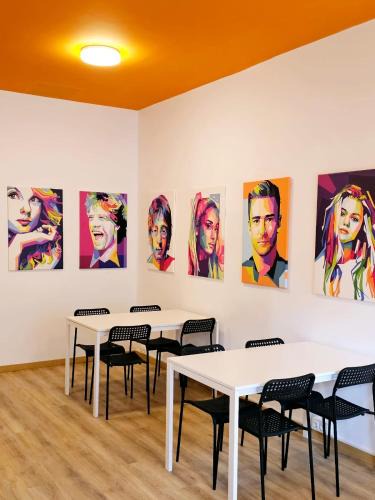 Embajadores Hostel | Arc House Pop Art