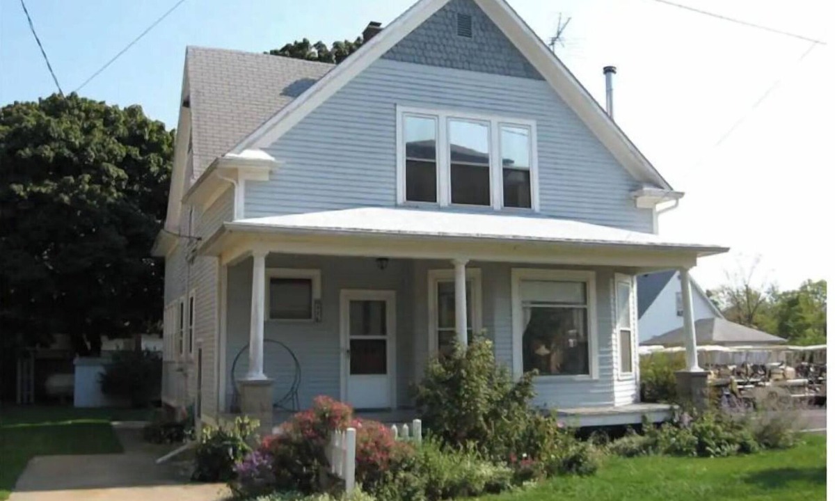 Put-in-Bay House | Aunt Janes 2: Large House in Downtown Put in Bay!