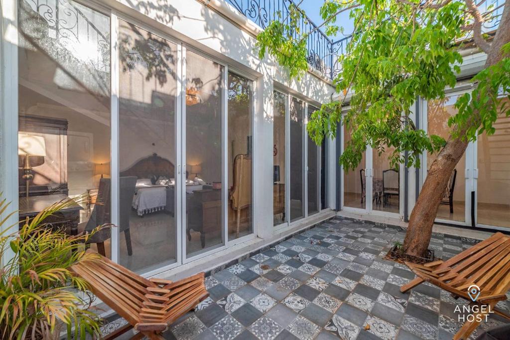 Zona Paseo Montejo Apartment | Authentic Mérida a Block from Montejo Fast Wi-FI