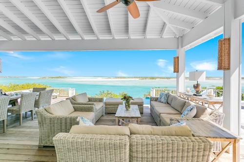 Hartswell Villa | Bakari House - Luxury Oceanfront Villa with Spectacular View, Pool, Spa and Dock