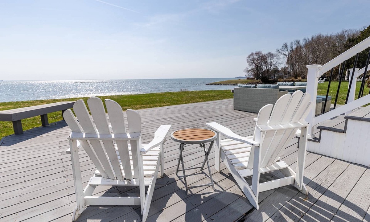 Mayo House | Bayfront Escape in Edgewater with Deck, Balcony, and Walk to Beach