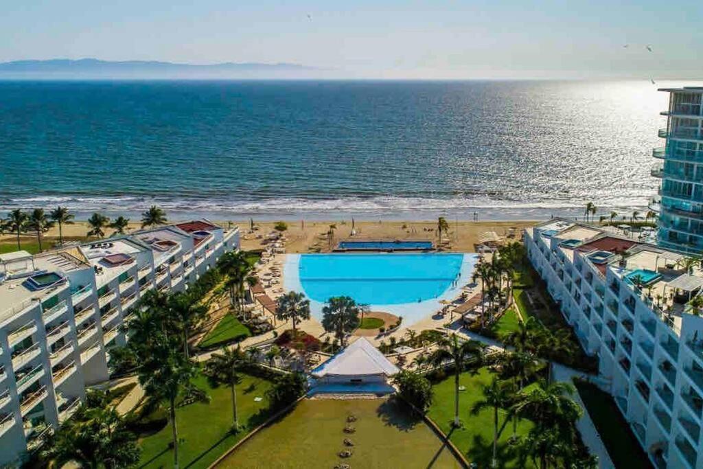 Flamingos Apartment | ~Beach Front~Stunning VIEWS~Free Airport Transport
