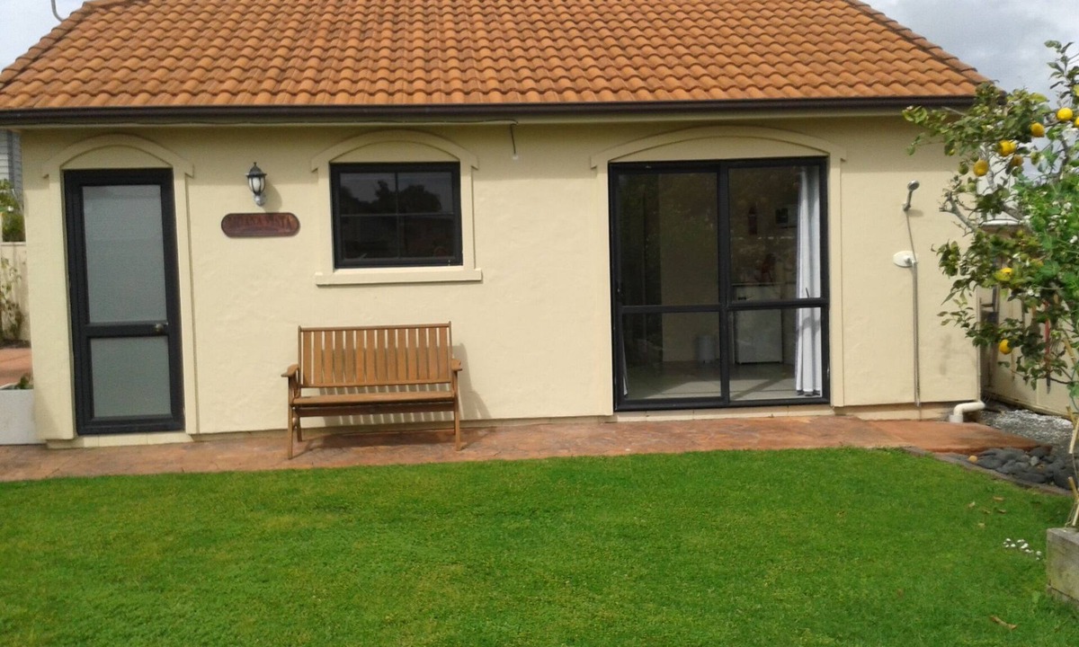One Tree Point Apartment | Beach Studio with King size bed, a bathroom and kitchen, off street parking