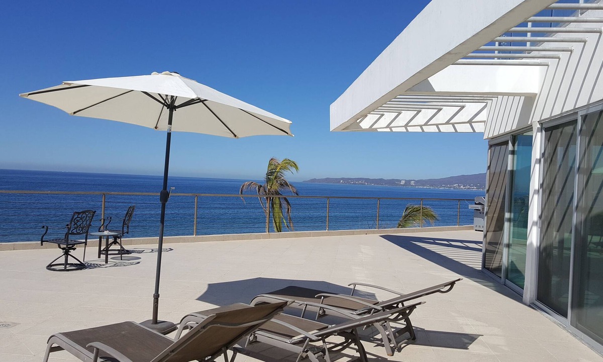 Flamingos Condo | !BEACHFRONT! ON THE BEACH !