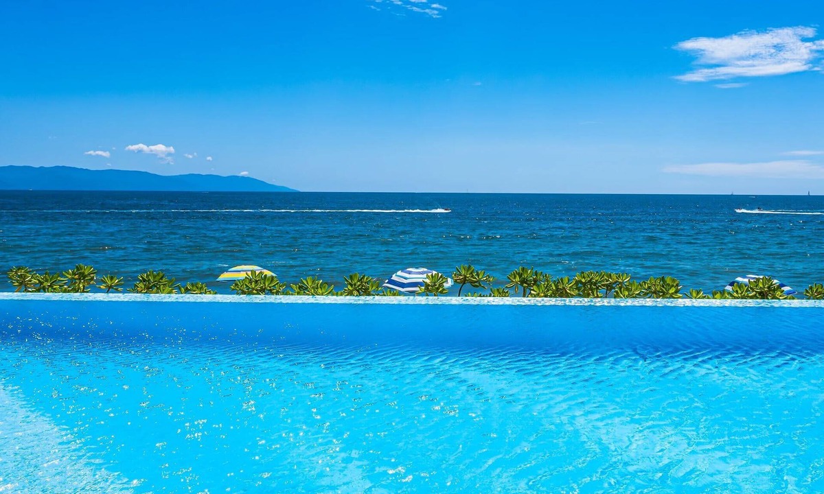 Las Glorias Apartment | Beachfront, Private Pool, Theatre Room, Views!