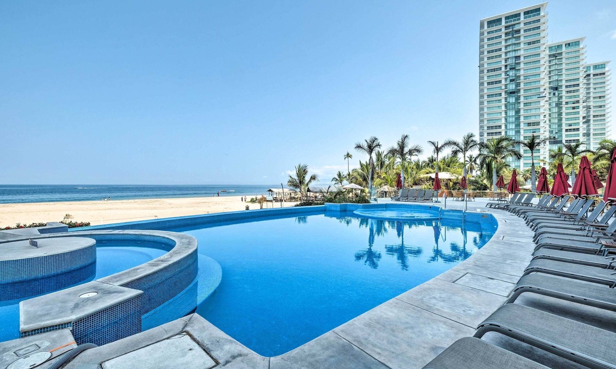 South Hotel Zone Condo | Beachfront Resort Condo w/Wraparound Balcony!