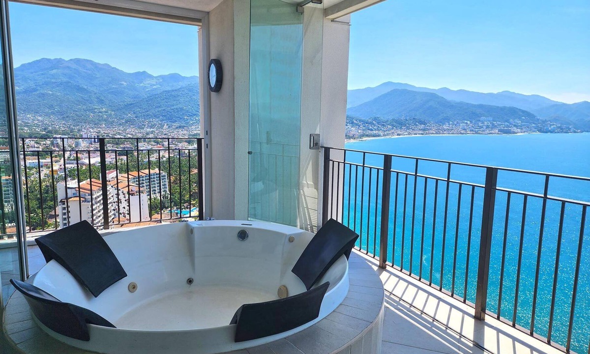 Fluvial Vallarta Condo | Beachfront & stunning views !