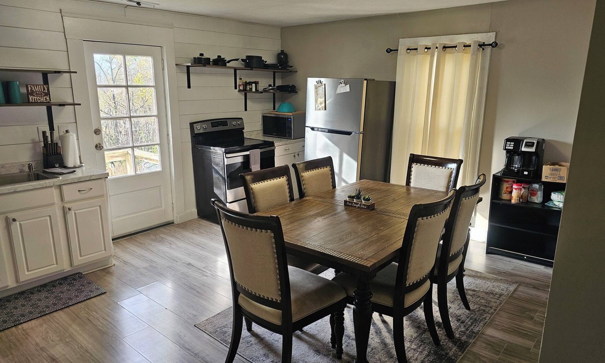 Williamstown House | Beautiful 2-bedroom house in charming Williamstown. Miles from The Ark Encounter