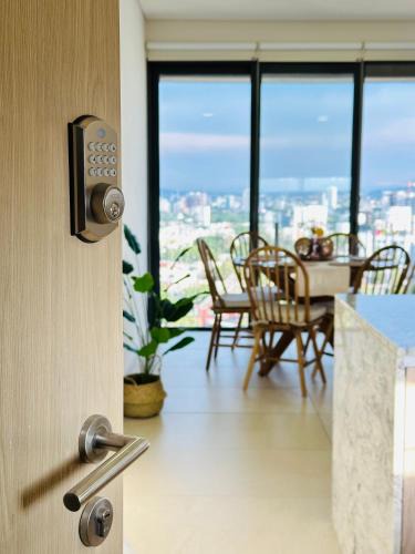 Financial District Apartment | Beautiful apartment on the 19th floor, in front of the new Consulate!