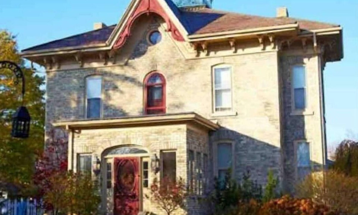 Goderich House | Beautiful Heritage Home With Pool