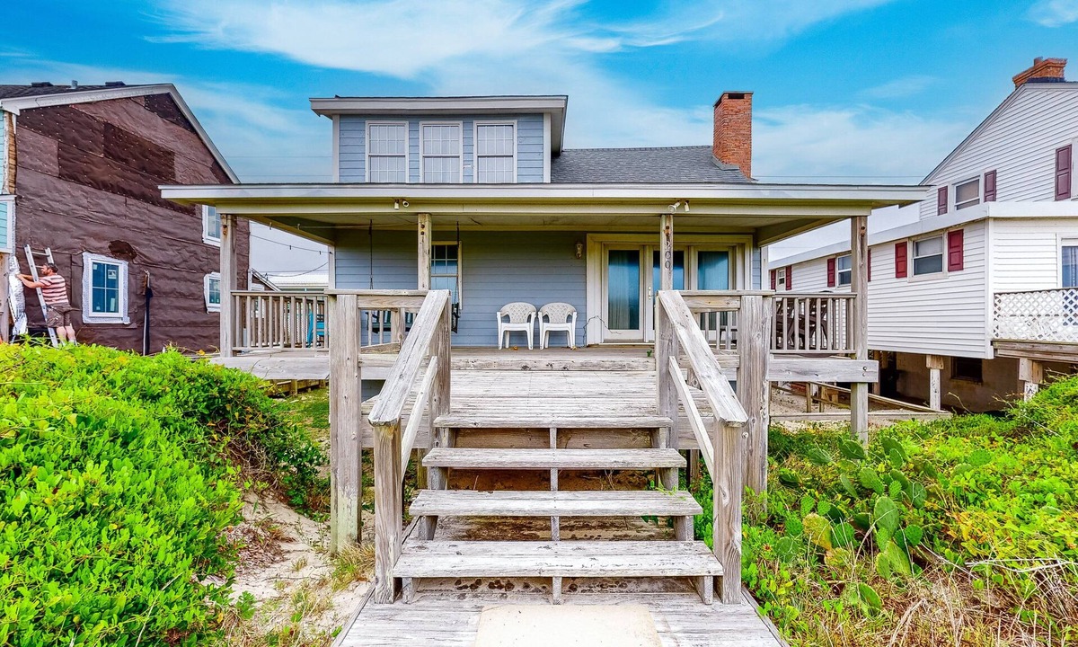 Atlantic Beach Cottage | Beautiful Home in Oceanfront Location w/Vaulted Ceilings, Free WiFi, Deck, W/D