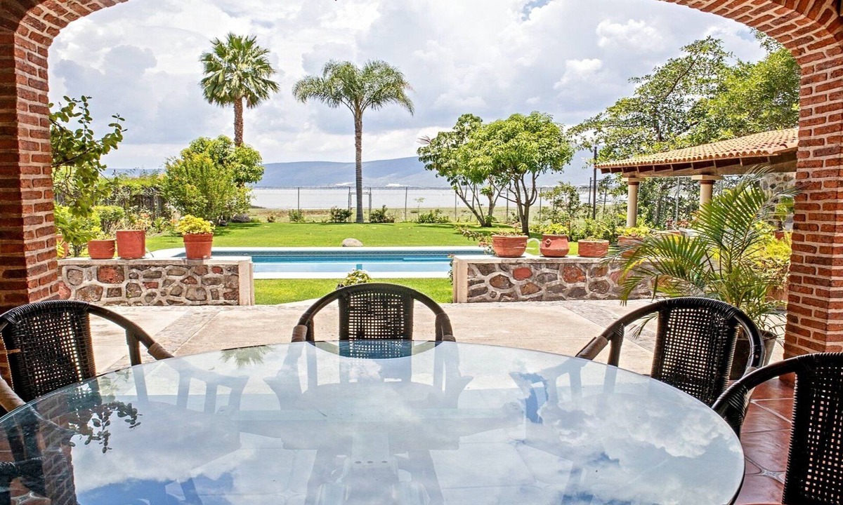 Jocotepec Villa | Beautiful house in Chapala with an incredible garden with pool