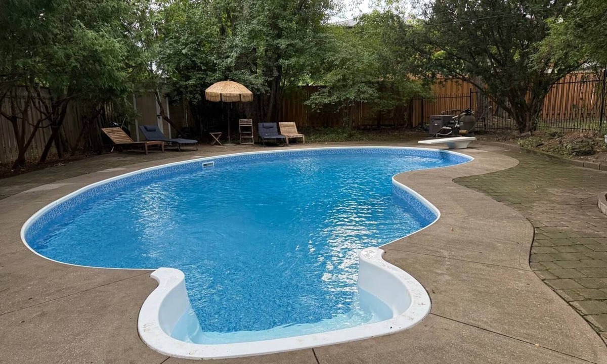 Newtonbrook House | Beautiful Spacious 4BR House Pool Parking