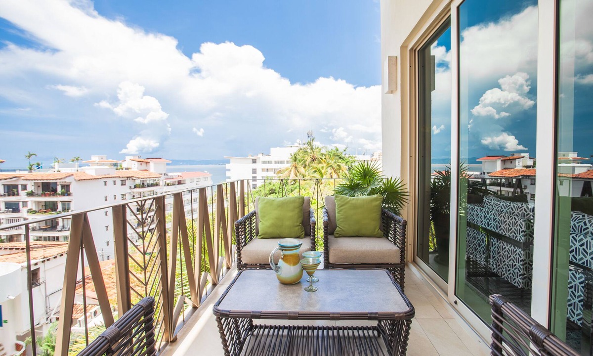 Amapas Condo | Beautiful View 1 bedroom condo 1/2 block from the beach! 1BD Condo for rent in A