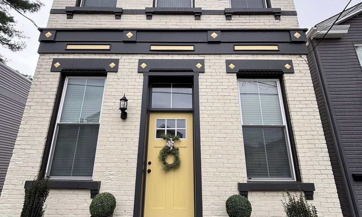 Ludlow House | BIG ASH HOUSE Historic Ludlow Beauty ! Overlooking the Ohio River