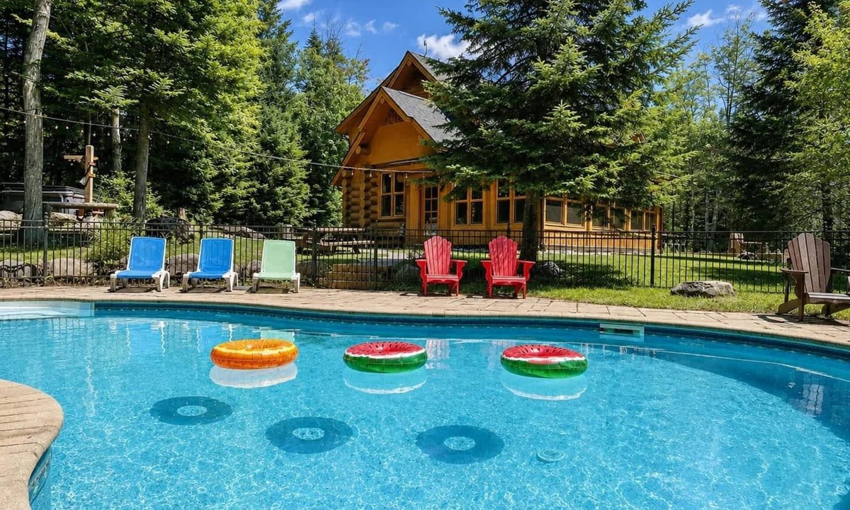 Fiddler Lake Resort Ski Chalet | Blue Bear Spa ,private pool & lake access
