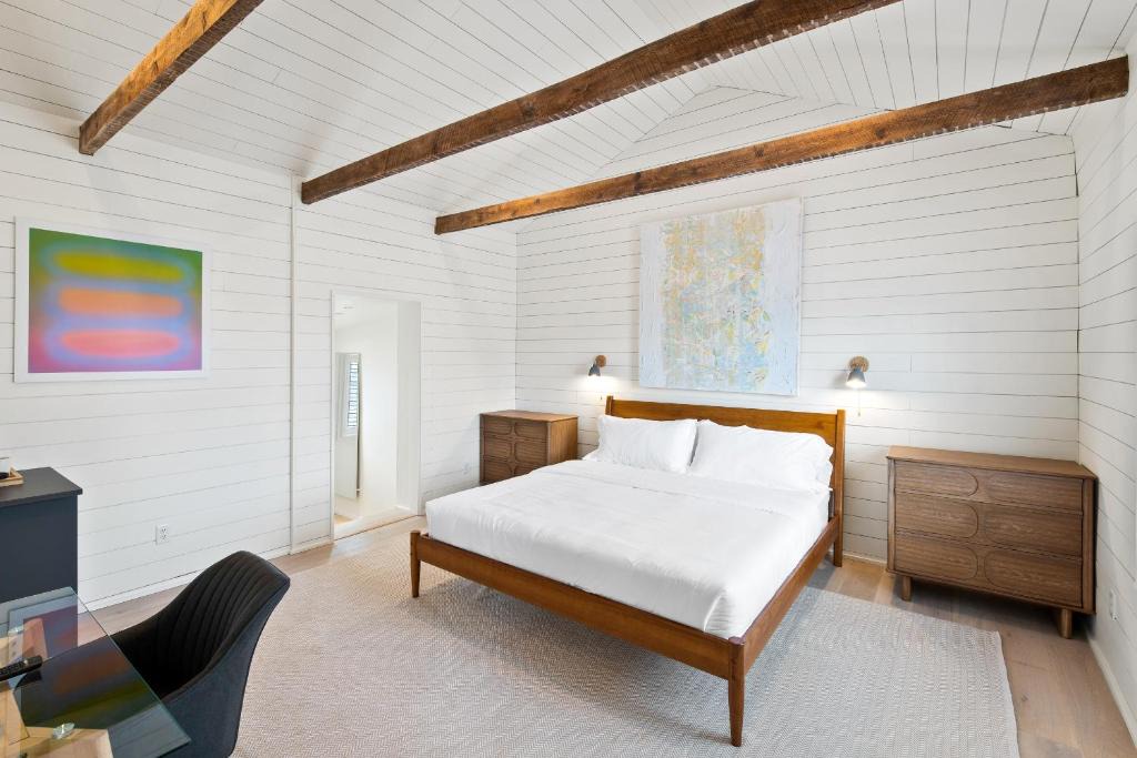 North Downtown Hotel | Boutique Room steps from Downtown Mall Rose Jean Room 3