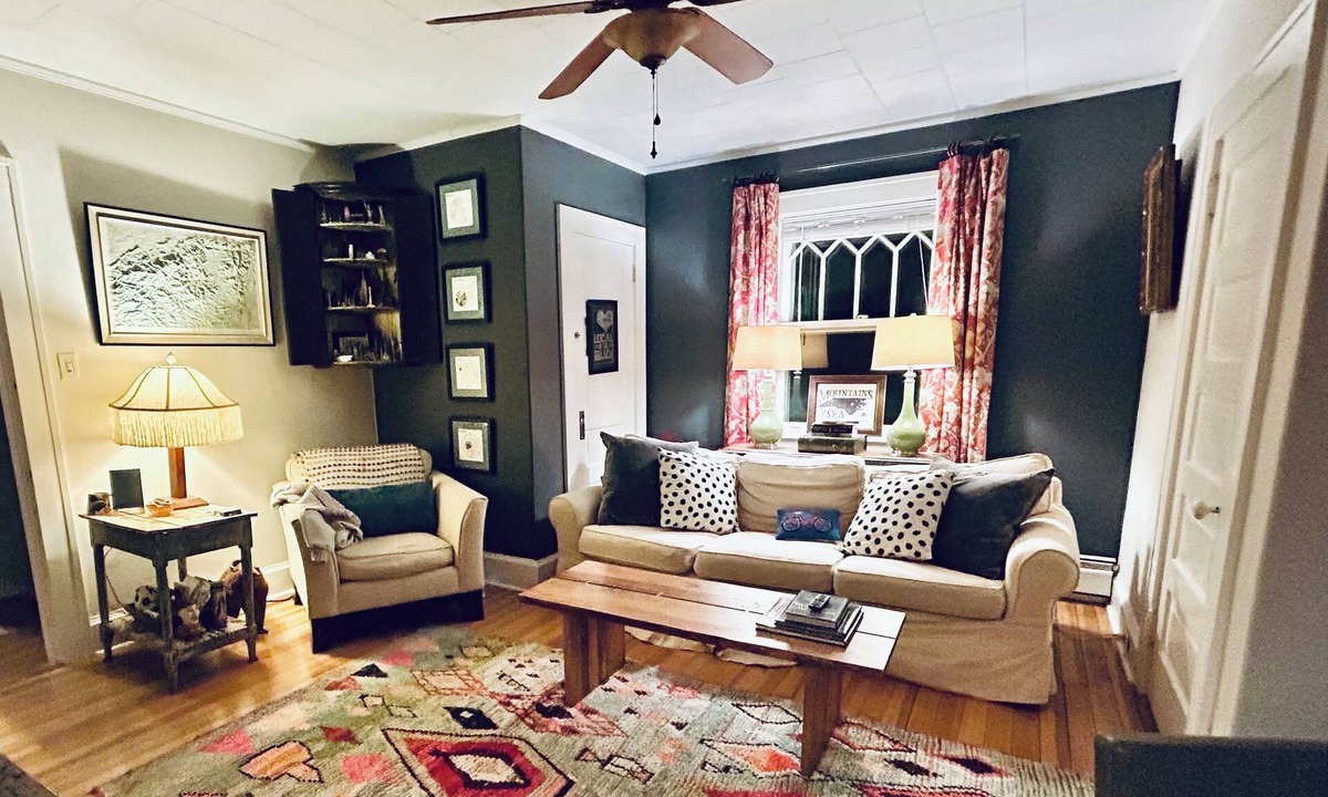 Huston - Courtland Apartment | Bright 1 Bedroom + Sunroom - Perfect Montford Location - Walk Downtown Asheville