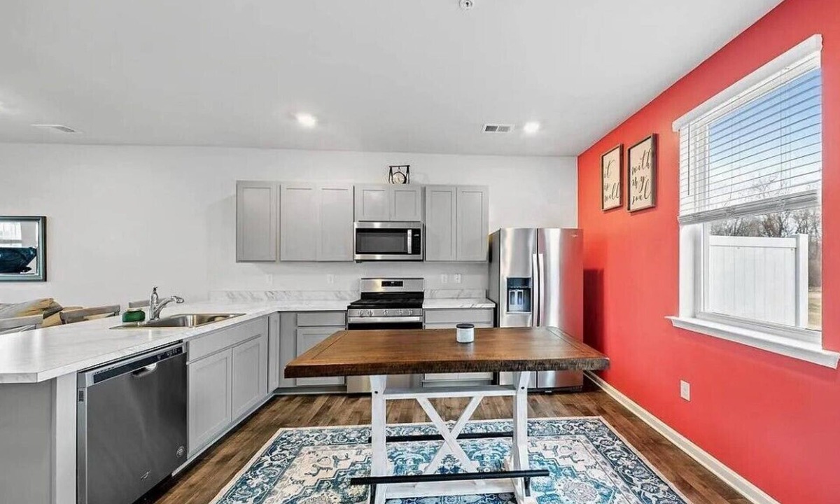 Salisbury House | Bright & Cozy Townhouse -easy drive to the beaches!