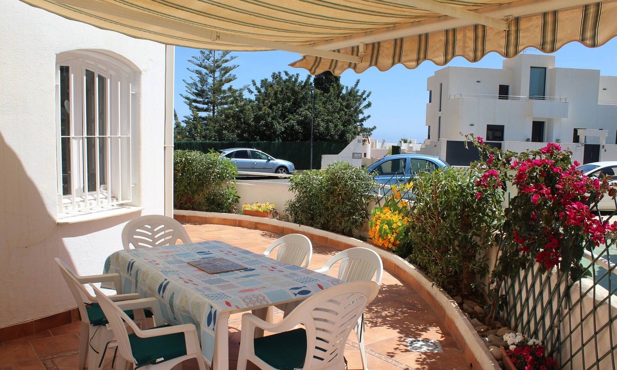 Vista de los Angeles-Rumina House | Casa Wilphi - Stylish townhouse 5 minute walk from the beach