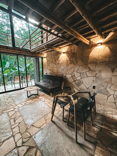 Palenque Other | Cabaña de piedra y bambú en la selva