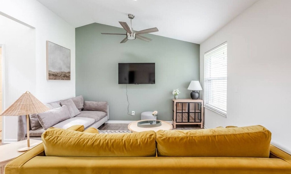 Otterbien Home House | Calm & Peaceful 3B: King Beds by Liberty Hospital